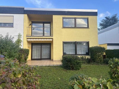 Helle Doppelhaushäfte mit Garten