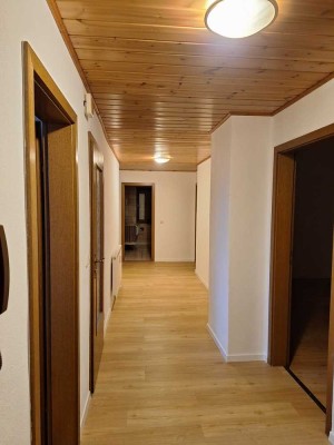 Freundliche 5-Zimmer-Erdgeschosswohnung mit Balkon in Oberviechtach