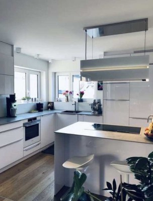 Neuwertiges Haus mit sieben Zimmern und EBK in Denkendorf