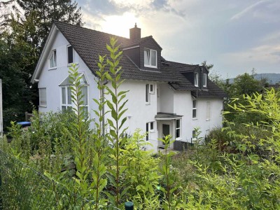 Gehobene 2-Zimmer Wohnung im top gepflegten Zustand mit wunderschönen Rosengarten & Terrasse