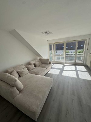 Stilvolle, neuwertige 2-Zimmer-Dachgeschosswohnung mit geh. Innenausstattung mit Balkon und EBK