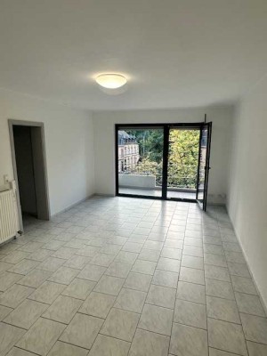 2,5-ZKB mit Balkon & Aufzug; 820 € warm inkl. TG-Stellplatz