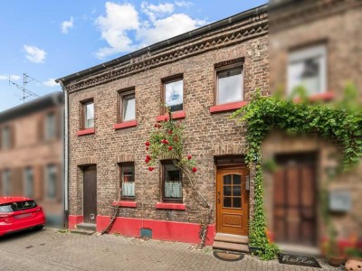 Charmantes Einfamilienhaus mit verwunschenem Garten – ein Stück Geschichte in Alt-Kaster