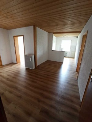 Schöne vier Zimmer Wohnung mit Balkon in Emmering