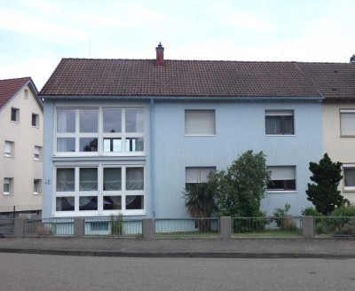 RASTATT: Doppelhaushälfte mit 2-3 Wohnungen, Terrasse, Garten, Balkon und Garagen in guter Lage