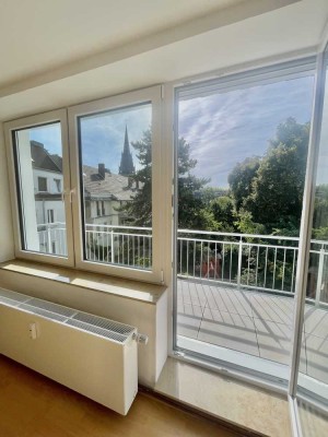 Helle, großzügige und ruhige Altbauwohnung mit Balkon