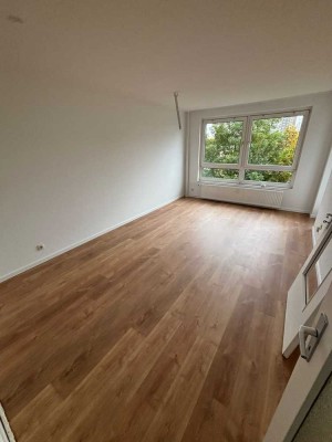 Helle  kernsanierte 2-Zimmer-Wohnung mit Balkon in Laatzen