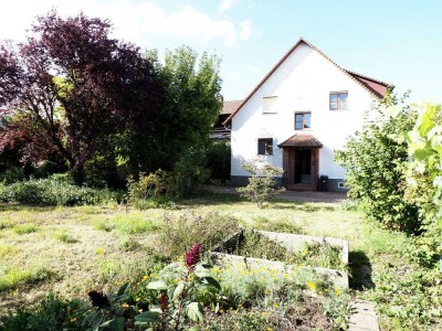 Stattliches Einfamilienhaus auf großem Grundstück (Bauplatz) mit sehr viel Platz