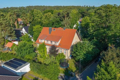 - KENSINGTON -
Charmantes Mehrfamilienhaus mit Ausbaupotenzial und großem Grundstück in Seenähe