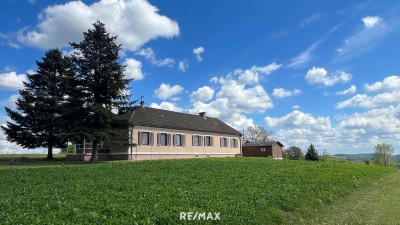 Außergewöhnliche Lage! Geräumiges Wohnhaus, 2 Carports, Brunnen, Kachelofen...