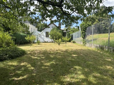 Großes Stadtgrundstück mit kleinem Haus zur Modifikation