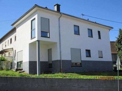 Traumangebot: Vierfamilienhaus und Einfamilienhaus