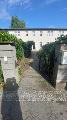 Geschmackvolle, vollst. renovierte 2-Zimmer-Hochparterre-Wohnung mit Balkon und EBK