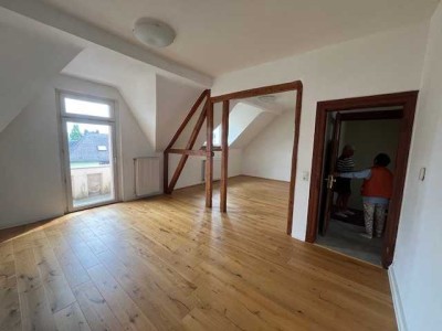 Stilvolle, gepflegte 2,5-Raum-Wohnung mit Balkon und Einbauküche in Düsseldorf