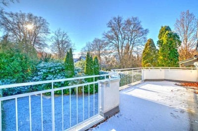 MÜNCHEN-GRÜNWALD: SONNIGES DACHGESCHOSSJUWEL MIT EXQUISITER AUSSTATTUNG!