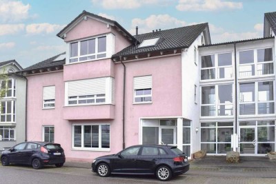 Nur wenige Schritte ins Grüne: Ruhige 3 Zimmer DG-Wohnung mit Balkon und TG-Stellplatz