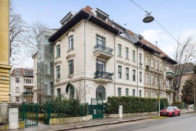 Stilaltbau! Hochwertig sanierte 4-Zimmerwohnung mit Balkon