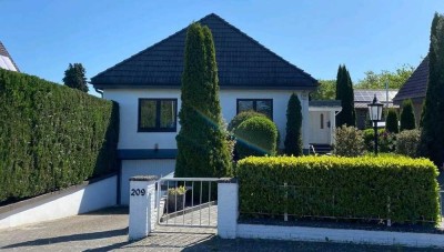 Geräumiges Einfamilienhaus mit großzügigem Garten, Sauna und Schwimmbad