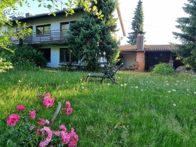 DHH für Gartenliebhaber auf großem, sonnigen Grundstück mit Renovierungsbedarf