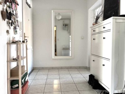 Zentrale und helle 2-Zimmer-Wohnung mit Balkon & Garage ab 01.09.2025 zu vermieten