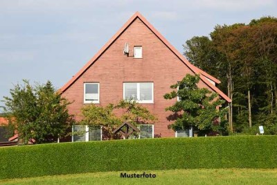 Freistehendes Einfamilienhaus, Garten, Garage