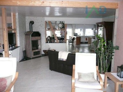 Geräumiges Zweifamilienhaus in malerischer Hanglage mit separater Einliegerwohnung.