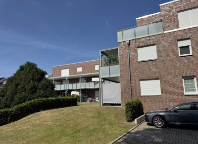 Neuwertige Wohnung mit drei Zimmern sowie Balkon und EBK in Lehrte