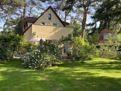 Zehlendorf um die Ecke: Neuwertiges Einfamilienhaus in idyllischer Lage mit vier Schlafzimmer