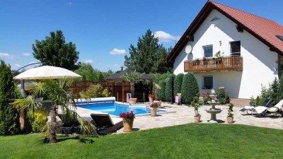 Hauptstadtmakler-Bezugsfreies Traumhaus mit Pool und Baulandreserve