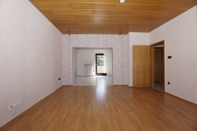 3-Familienhaus mit Garten, Garagen und Renditepotenzial – 1.800 € erzielbar