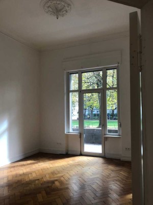 Stilvolle, gepflegte 4-Raum-Hochparterre-Wohnung mit geh. Innenausstattung mit Balkon und EBK