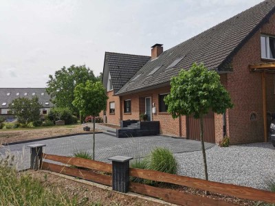 Geräumige moderne Dachgeschosswohnung mit Balkon und Garten