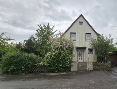 Einfamilienhaus mit großem Garten, überdachtem Balkon, Terrasse und 3 Garagen sucht neue Familie!