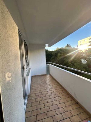 Helle 2-Zimmer-Wohnung mit Balkon & neuer Einbauküche