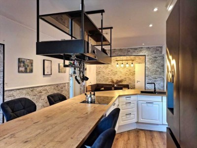 Großes Wohnhaus - zentrumsnah - Wohnküche - 6 Schlafzimmer - 3 Bäder - 4 Garagen u. 4 Stellplätze