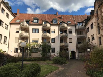 Sanierte 2-Zimmer-DG-Wohnung mit Balkon und Einbauküche in zentraler Lage