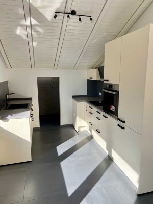 Stilvolle 2,5-Raum-Dachgeschosswohnung mit gehobener Innenausstattung mit EBK in Ludwigsburg