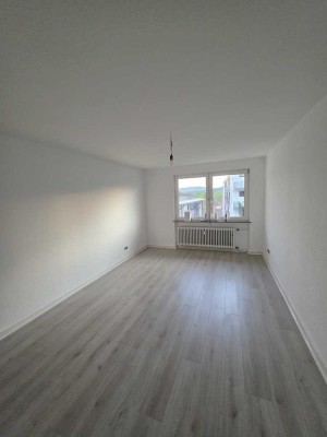 Frisch sanierte & große 3 ZKB Wohnung mit Balkon in Bad Nauheim ab 01.06.2025 zu vermieten !