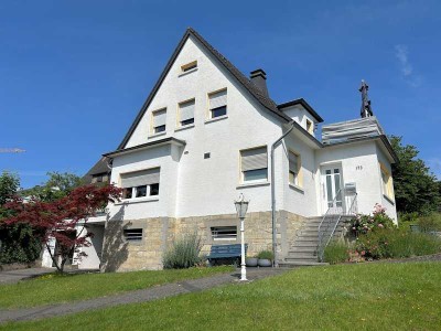 Familienfreundliche Immobilie mit Potenzial: Gepflegtes Ein-/Zweifamilienhaus mit Garage in Wa