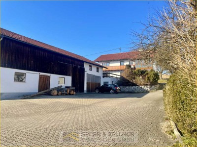Berg - Idyllisches Anwesen: 2 ZFH, Garage & Lagerhalle, Hofstelle, Bauplatz, Grünland & Waldflächen