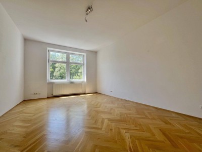 Hofruhelage: Altbauwohnung mit Grünblick!