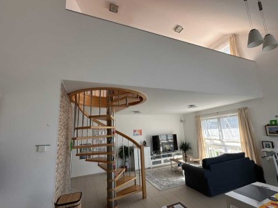 4 Zimmer Maisonette der Extraklasse! Kaminofen, Klimaanlage, Einbauküche, Garage, Stellplatz - zentr