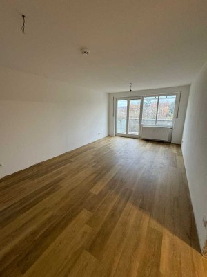 Frisch sanierte, schöne, helle, moderne 2-Zimmer Wohnung mit großem Balkon