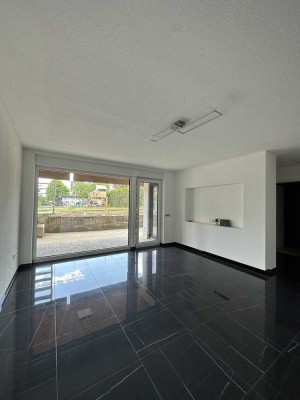 Modernisierte schöne UG Wohnung mit Inselküche und großer Terrasse