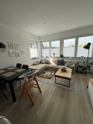 Helle ruhige Wohnung im Obergeschoss. Zentral mit großem Balkon zur Rückseite.