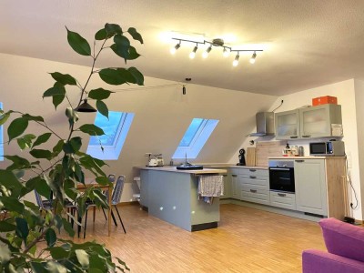 *NEU* MODERNE UND HELLE DACHGESCHOSSWOHNUNG MIT GROßEM WOHN-ESSBEREICH IM BELIEBTEN FINTHEN!