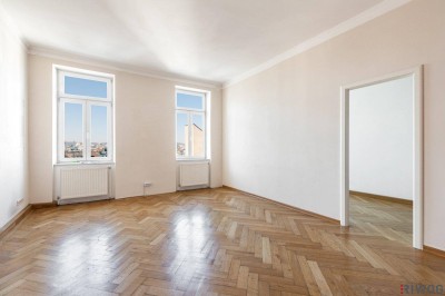 SELTENHEIT II SANIERUNGSBEDÜRFTIGE ALTBAUWOHNUNG MIT BALKON II WEITBLICK ÜBER DIE DÄCHER II 3,3 METER RAUMHÖHE II NÄHE ZENTAPLATZ II LETZTER STOCK MIT LIFT
