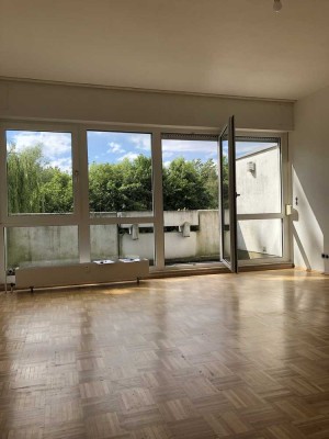 Frisch renovierte 3 Zimmer Whg mit Parkett, Balkon & Grünblick