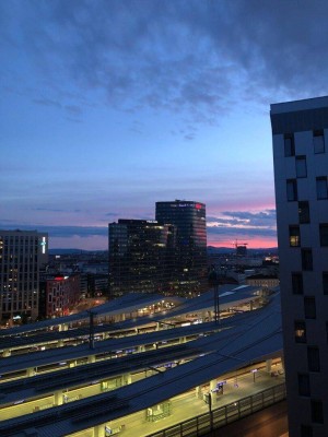 Modern-möbliertes Stadtdomizil mit Loggia &amp; ausgezeichnetem Fernblick in zentraler Lage - Eigennutzung oder Investment - Exklusiv beauftragt.