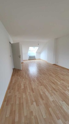 Helle 2-Zimmer-DG-Wohnung in Eschborn-Niederhöchstadt nahe S-Bahn